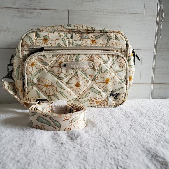 Lug Carousel XL 2 Crossbody Bag in Sage Daisies NWOT - Picture 1 of 9